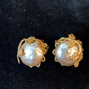 Miriam Haskell vintage clip on baroque pearl earrings in very good condition.